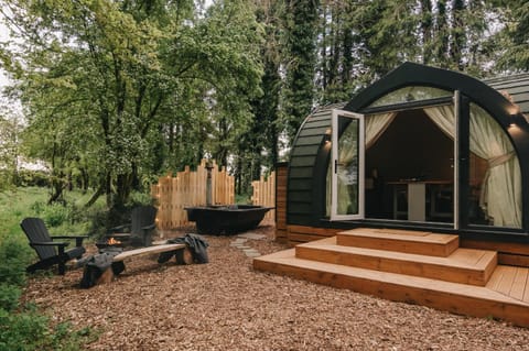 Spring, Day, Natural landscape, BBQ facilities, Garden, Hot Tub, Seating area, Garden view