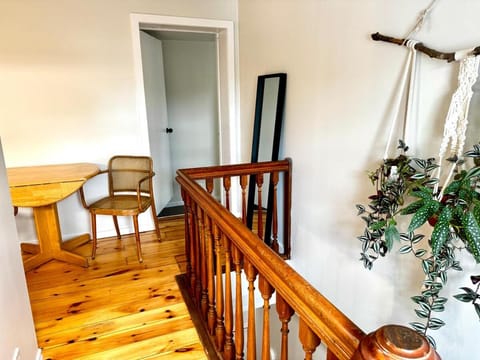 NookSide Nest Upstairs 2bedroom Suite King, Queen Kitchenette, Parking Apartment in Ottawa