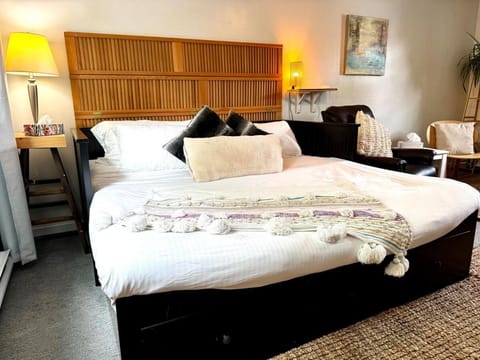 NookSide Nest Upstairs 2bedroom Suite King, Queen Kitchenette, Parking Apartment in Ottawa