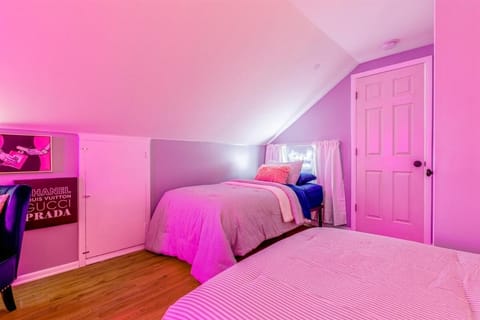 Spacious 4BR Home by Dtown Royal Oak Apartment in Madison Heights