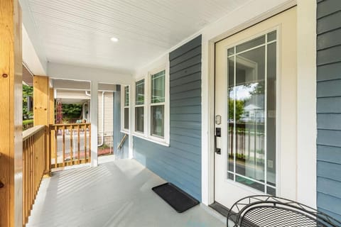 Spacious 4BR Home by Dtown Royal Oak Apartment in Madison Heights