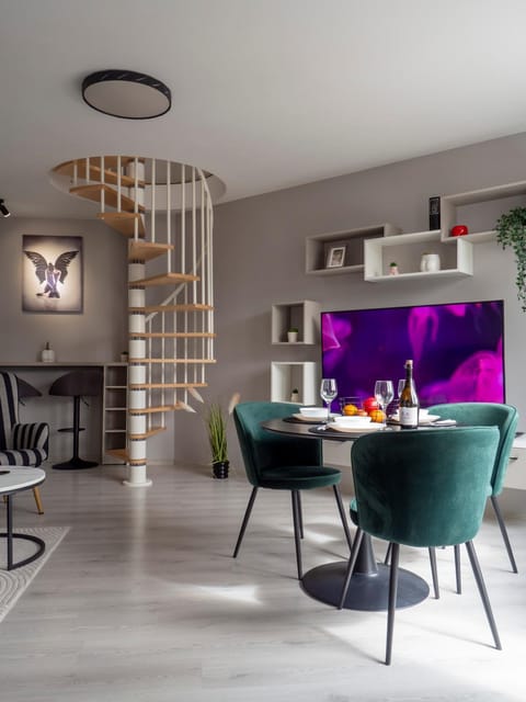 TV and multimedia, Living room, Seating area, Dining area