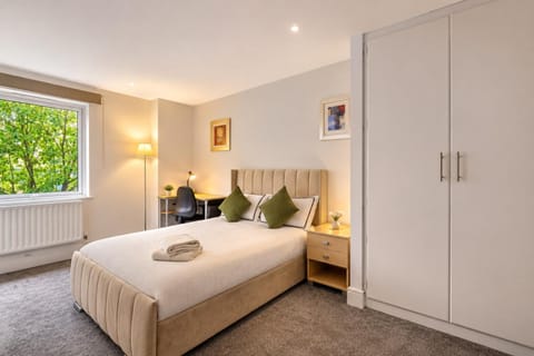 Bed, Photo of the whole room, Bedroom, internet, wardrobe