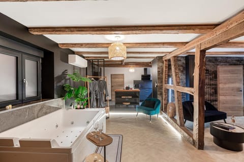 Hot Tub, Photo of the whole room, Seating area, Dining area, towels