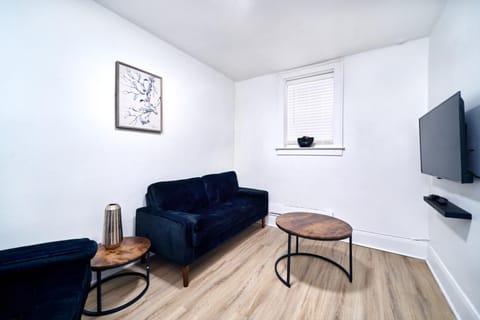 Quiet One Bedroom Apartment within walking distance of the University Apartment in Windsor