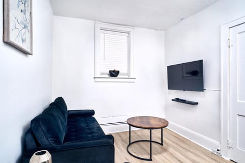 Quiet One Bedroom Apartment within walking distance of the University Apartment in Windsor