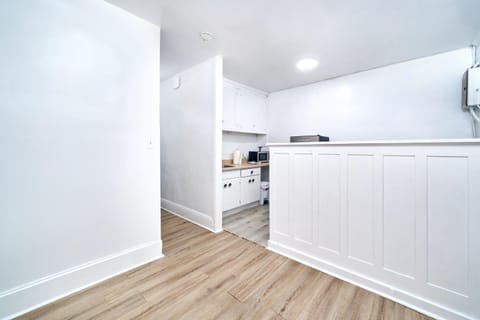 Quiet One Bedroom Apartment within walking distance of the University Apartment in Windsor