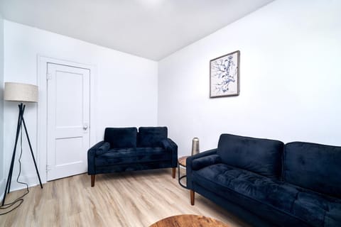 Quiet One Bedroom Apartment within walking distance of the University Apartment in Windsor