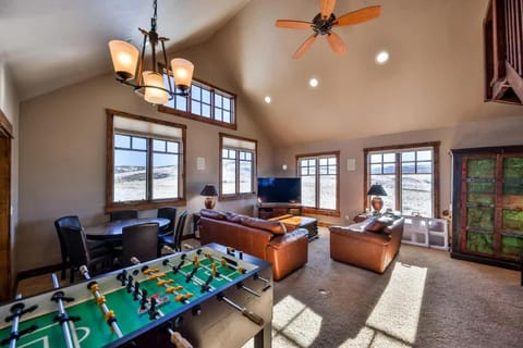 Barnwood Beauty at Grand Elk- Pet Friendly- Hot Tub Private Golf Ski Games House in Granby