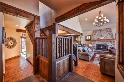 Barnwood Beauty at Grand Elk- Pet Friendly- Hot Tub Private Golf Ski Games House in Granby