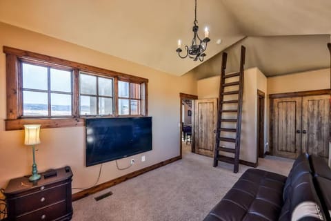 Barnwood Beauty at Grand Elk- Pet Friendly- Hot Tub Private Golf Ski Games House in Granby