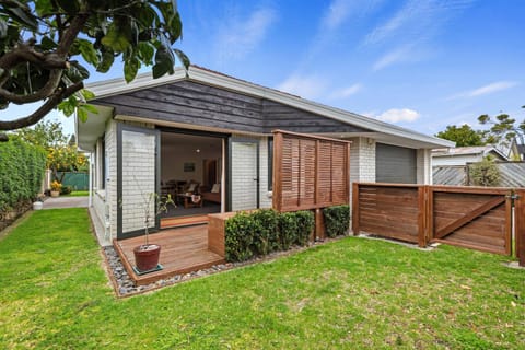 Property building, Patio, Spring, Day, Garden, Garden view
