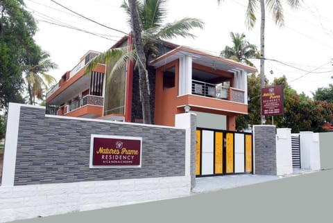 Property building, Day, Property logo or sign, Logo/Certificate/Sign, Street view