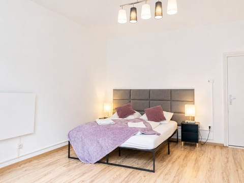 Property building, Bed, Bedroom