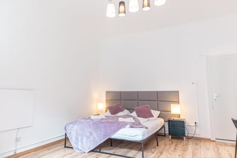 Property building, Bed, Bedroom, towels