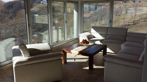 Communal lounge/ TV room, Day, Seating area