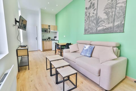 Living room, Photo of the whole room, heating, internet