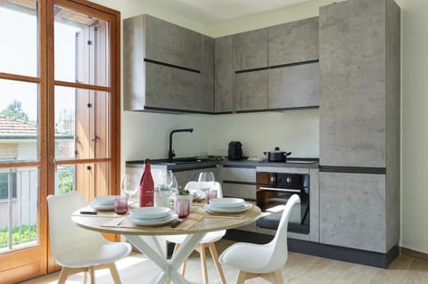 Coffee/tea facilities, Kitchen or kitchenette, Dining area, dishwasher, minibar, oven, stove, toaster