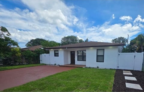 Delray Beach Sunshine - 5 minutes from beach! House in Delray Beach