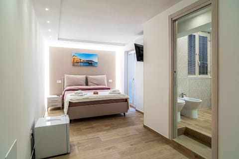 Shower, Toilet, Bed, Bathroom, TV and multimedia, Bedroom, towels