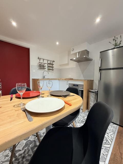 Kitchen or kitchenette, Dining area, oven, stove