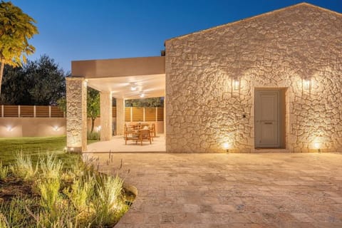 Property building, Patio, Garden, Balcony/Terrace