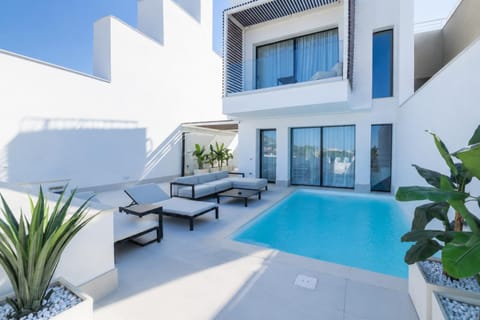 Balcony/Terrace, Swimming pool, sunbed