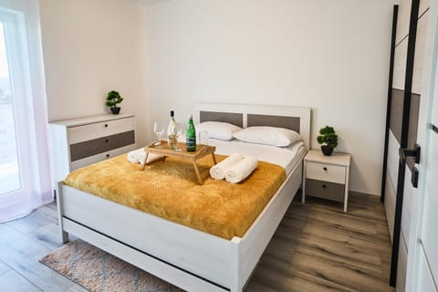 Bed, Photo of the whole room, Bedroom, towels