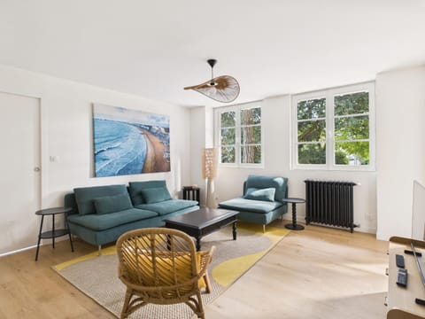 Communal lounge/ TV room, Living room