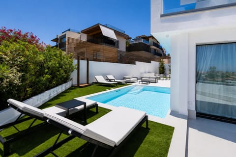 Property building, Day, Pool view, Swimming pool, Swimming pool, sunbed