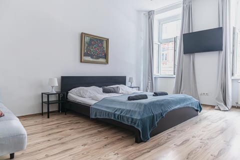 Bed, TV and multimedia, Bedroom, towels
