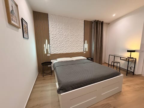 Bed, Photo of the whole room, Bedroom