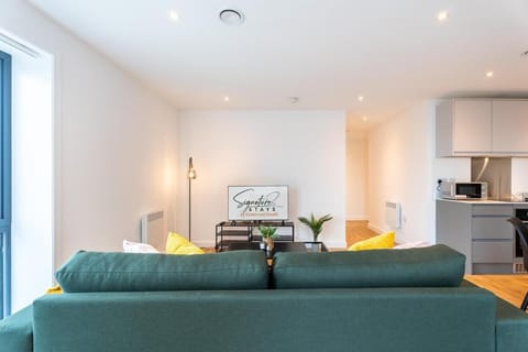 Kitchen or kitchenette, Living room, Seating area, Dining area, stove