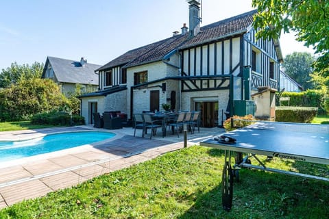 Property building, Patio, Day, Garden, Garden view, Pool view, Swimming pool, sunbed