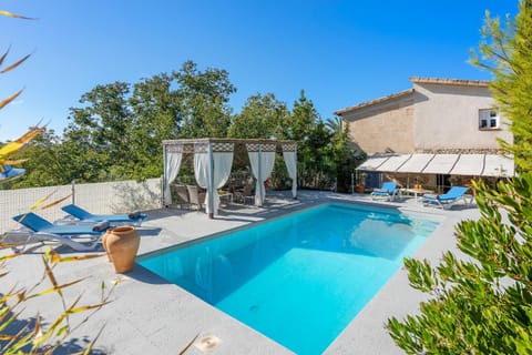 Property building, Patio, Day, Garden, Garden view, Pool view, Swimming pool, sunbed