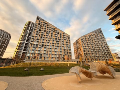 Property building, Nearby landmark, Off site, Day, Neighbourhood, Garden, City view, Garden view, Area and facilities