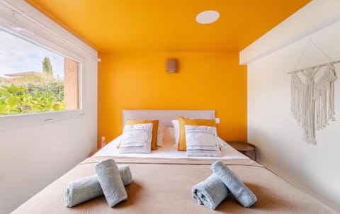 Bed, Photo of the whole room, Bedroom, towels