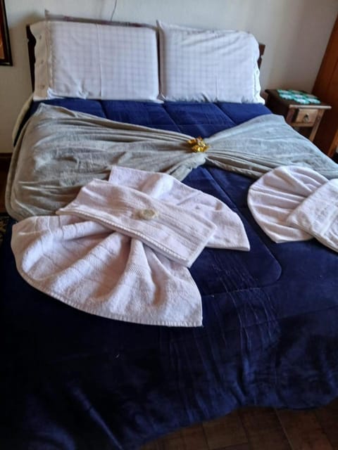 Bed, Bedroom, towels