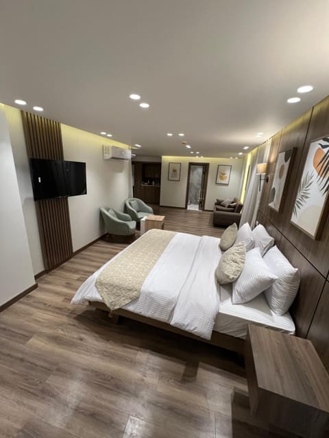 Bed, TV and multimedia, Seating area