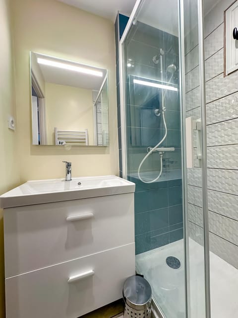 Shower, Bathroom, towels