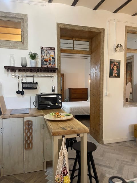 Kitchen or kitchenette, Dining area, stove