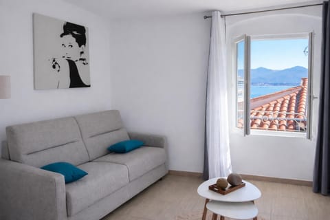 Living room, Mountain view, Sea view