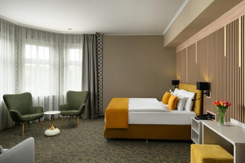 Bed, Seating area, Bedroom