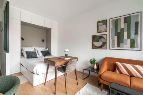 Photo of the whole room, Seating area