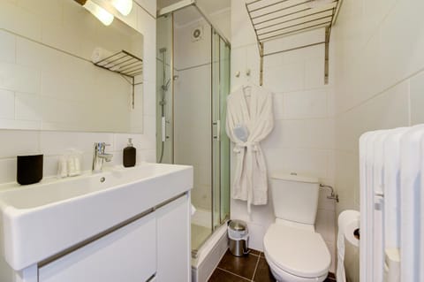 Shower, Toilet, towels