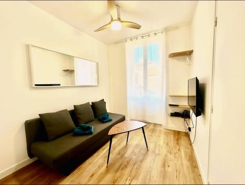 Bed, TV and multimedia, Living room