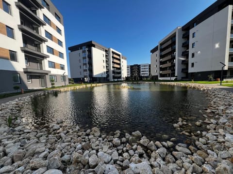 Property building, Day, Neighbourhood, Natural landscape, City view, Lake view, River view, Street view, Location