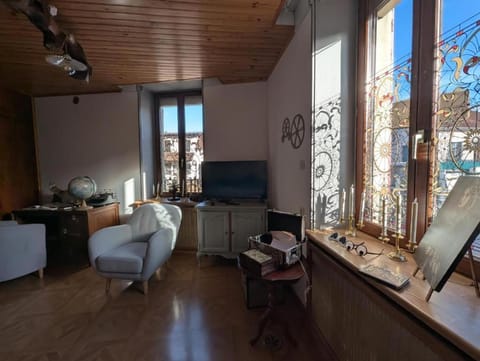 Property building, TV and multimedia, Living room, Seating area