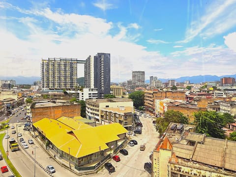 Property building, Communal lounge/ TV room, Day, Neighbourhood, Natural landscape, Bird's eye view, Evening entertainment, City view, Street view, Location, Parking