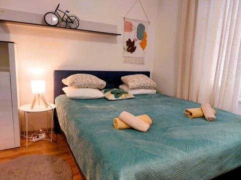 Bed, Photo of the whole room, Bedroom, towels